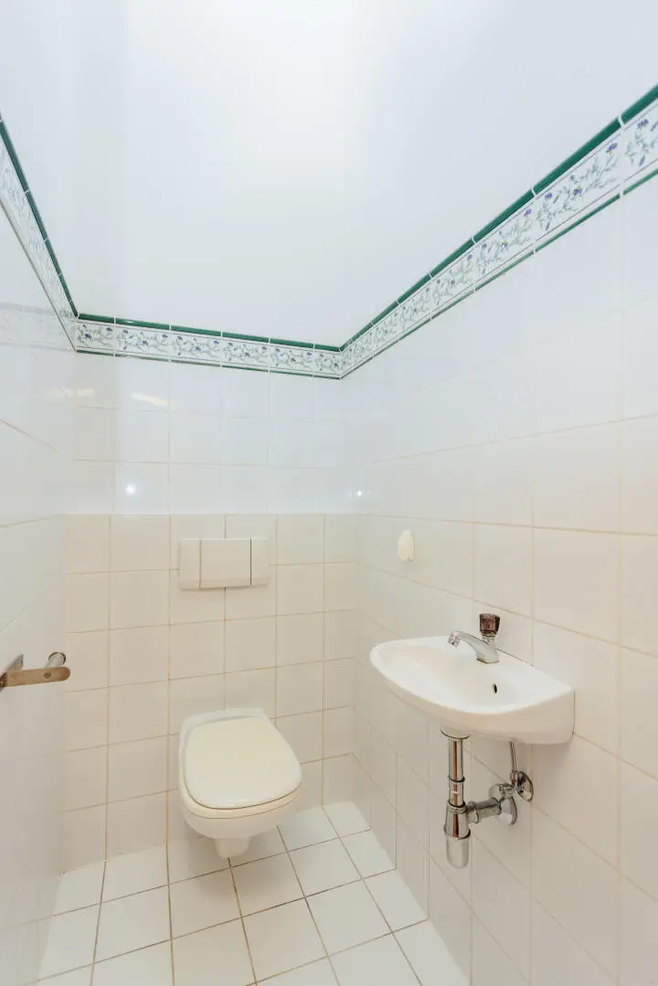 extra WC mit Handwaschbecken