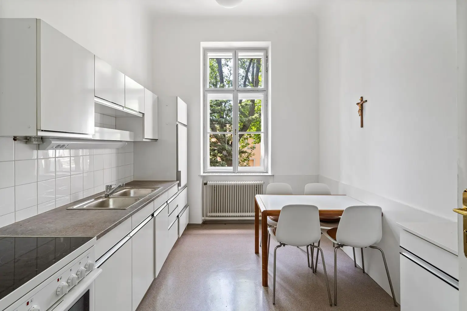 Wohnen wie im alten Wien! Traumhafte klassische Altbauwohnung mit Rohdachboden Nähe Schönbrunn und U 4