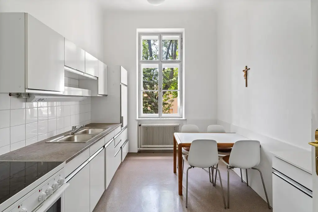 Wohnen wie im alten Wien! Traumhafte klassische Altbauwohnung mit Rohdachboden Nähe Schönbrunn und U 4
