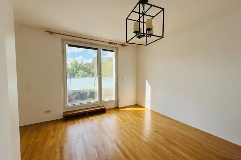 Geräumige 4 Zimmer DG-Wohnung ohne Schrägen, inkl. Terrasse und Garagenplatz