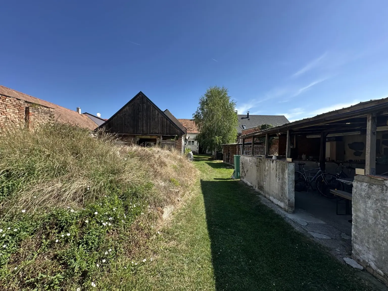 "Einfamilienhaus mit großem Grundstück in Schrattenberg"
