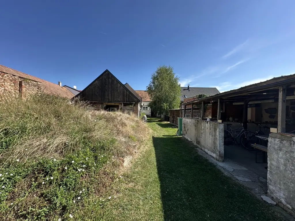 "Einfamilienhaus mit großem Grundstück in Schrattenberg"