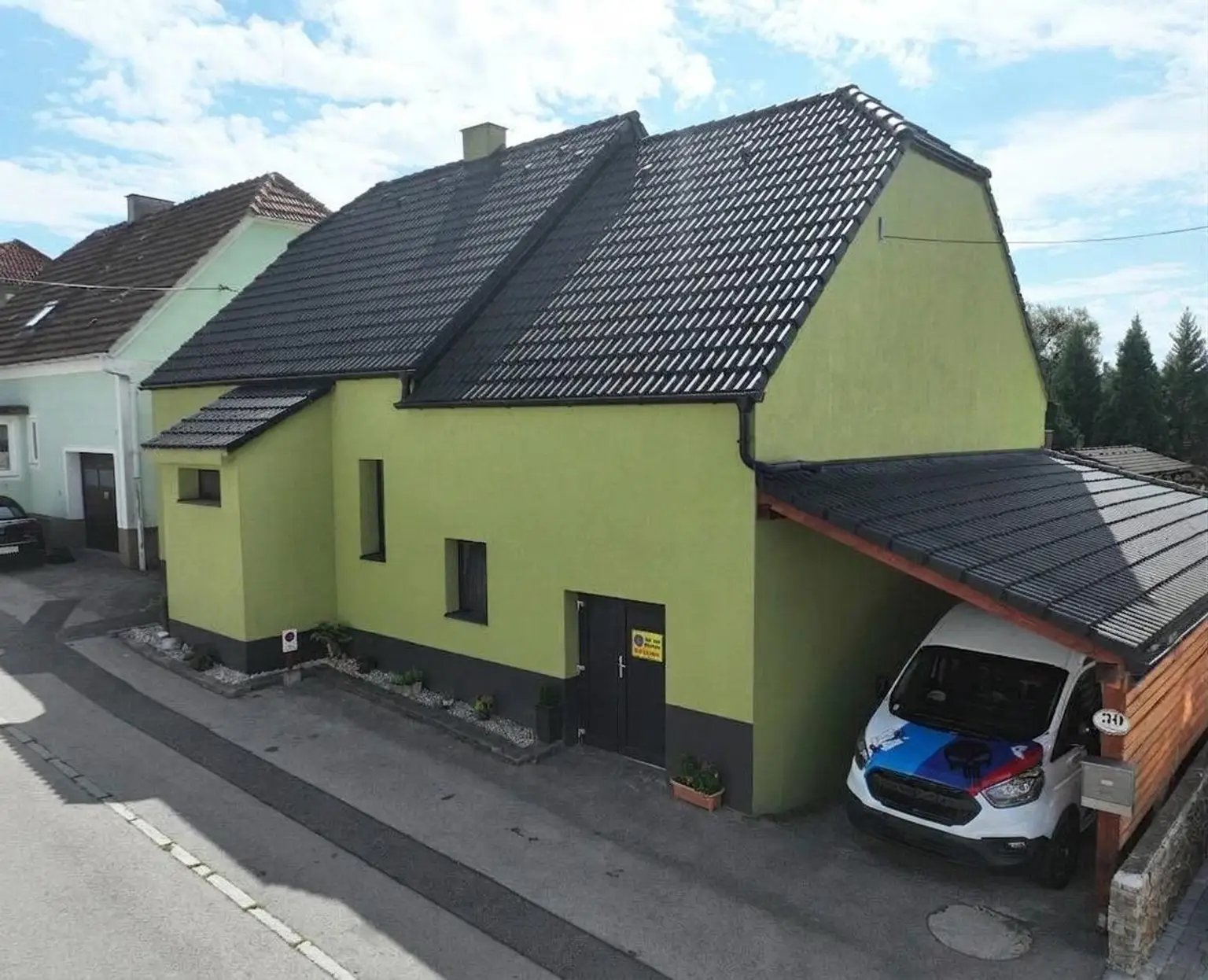 Wohnhaus mit Carport