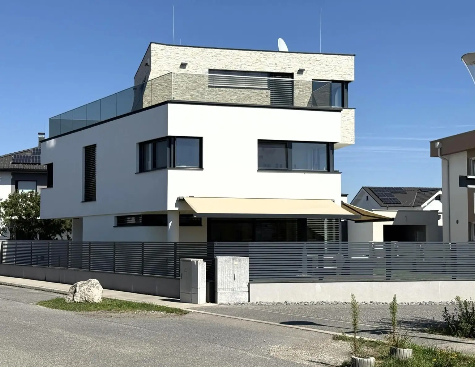 Ultramoderne Arch.-Villa Stahlbeton-Bauweise im neuen Villenviertel // Ultra-modern architect-designed villa Reinforced concrete construction //