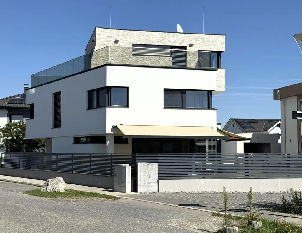 Ultramoderne Arch.-Villa Stahlbeton-Bauweise im neuen Villenviertel // Ultra-modern architect-designed villa Reinforced concrete construction //