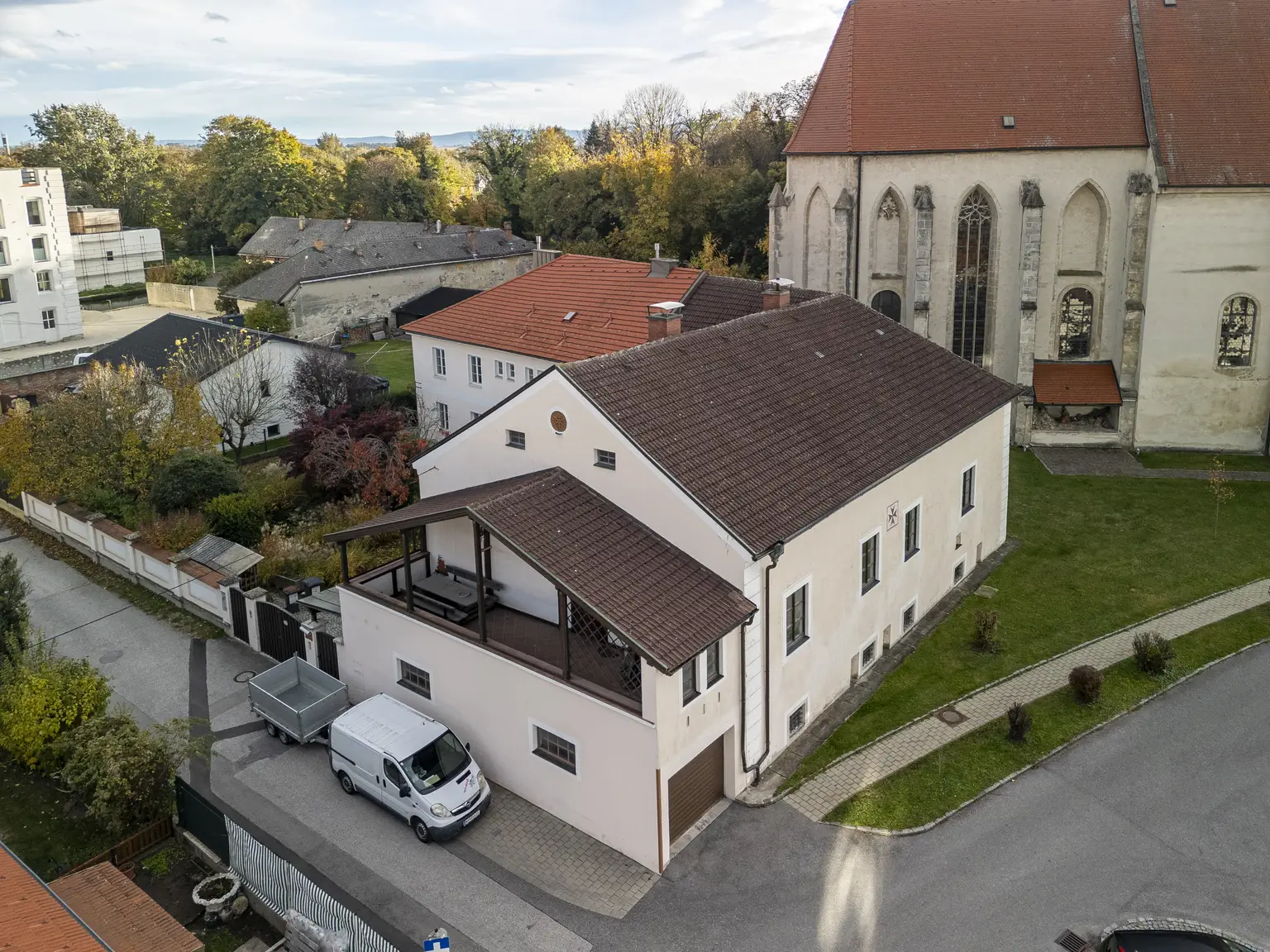 ** Historisches Johanniterhaus am Heldenplatz – mit Innenhof und Gartenbereich **