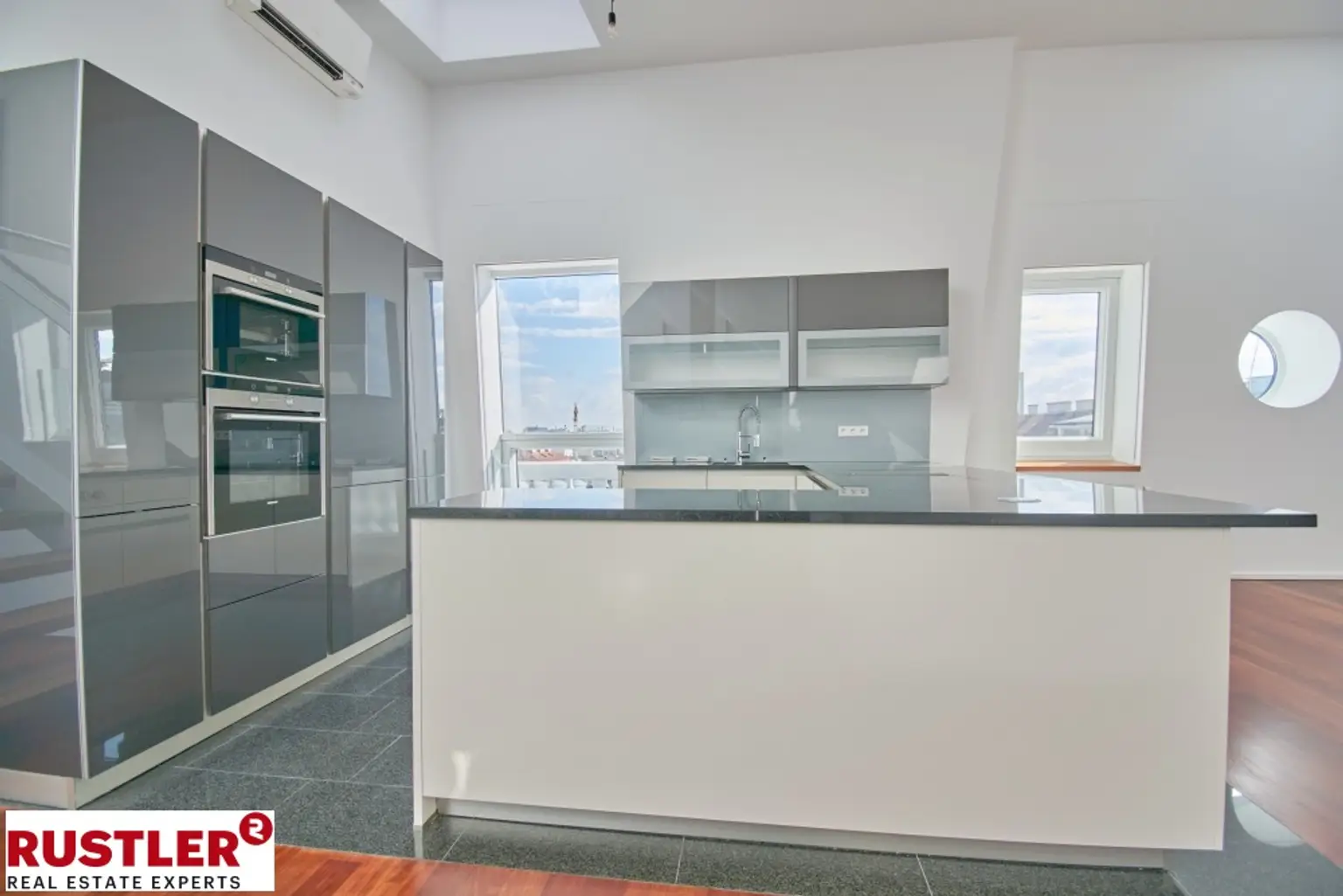 TRAUMHAFTE DG-WOHNUNG MIT BLICK AUF DIE KARLSKIRCHE!
