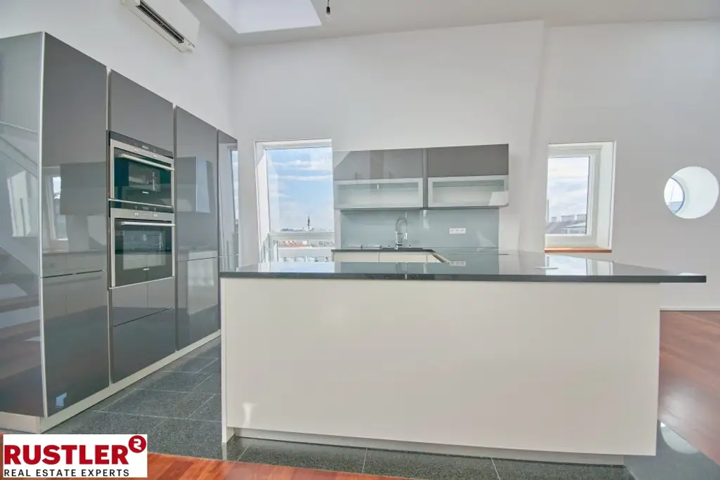 TRAUMHAFTE DG-WOHNUNG MIT BLICK AUF DIE KARLSKIRCHE!