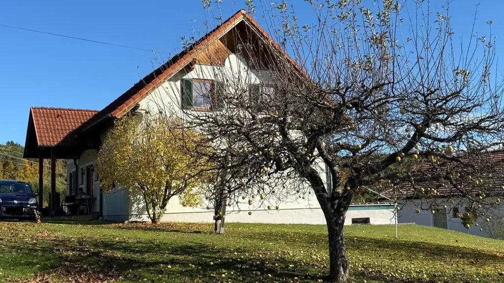 Bezugsfertiges Fertigteilhaus auf einem sonnigen Grundstück