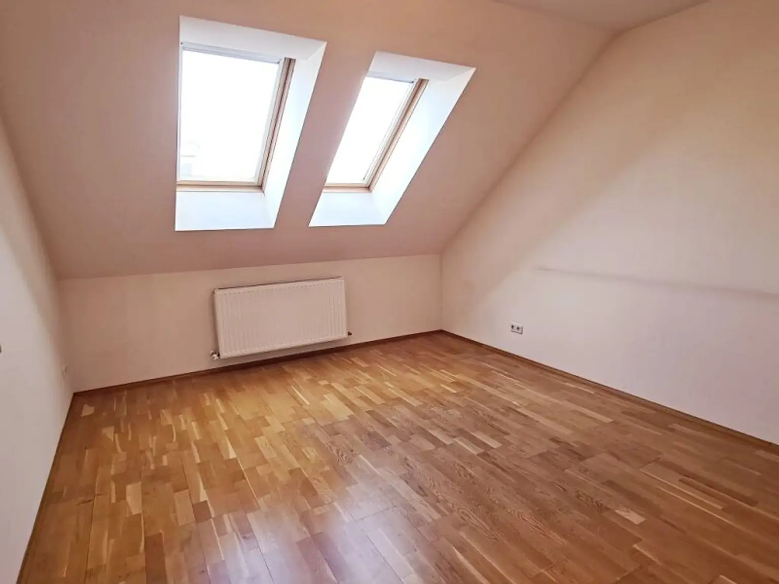 NASCHMARKT-NÄHE, 62 m2 Dachgeschoß, 2 Zimmer, Küche, Wannenbad, Parketten, U4-Nähe, Kettenbrückengasse