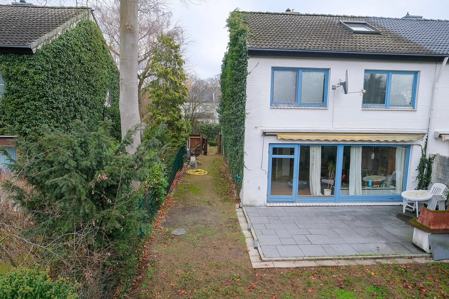 Rückansicht mit Terrasse
