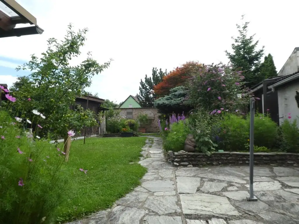 PRIVATSPHÄRE: KLEINES HAUS  mit ENTZÜCKENDEN GARTEN, Garage und Lagerräume - NÄHE BAHNHOF