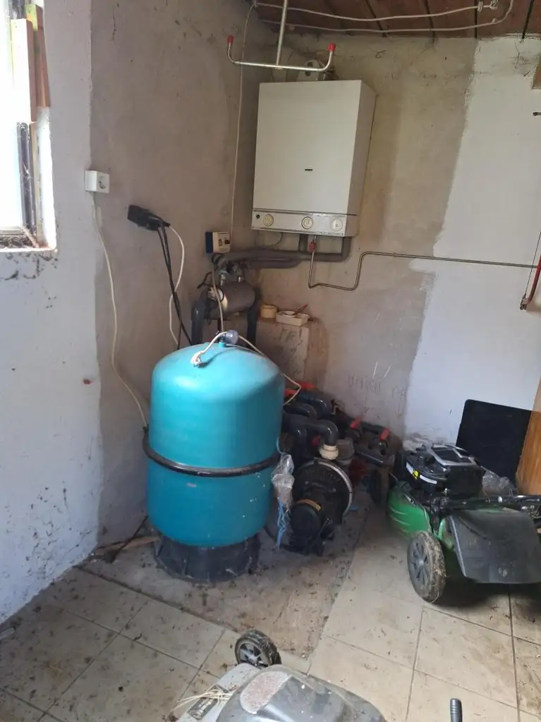 Absolut ruhig gelegen Villa mit überdachtem Pool, direkt am Waldrand auf 2.003 m² Grundstück.