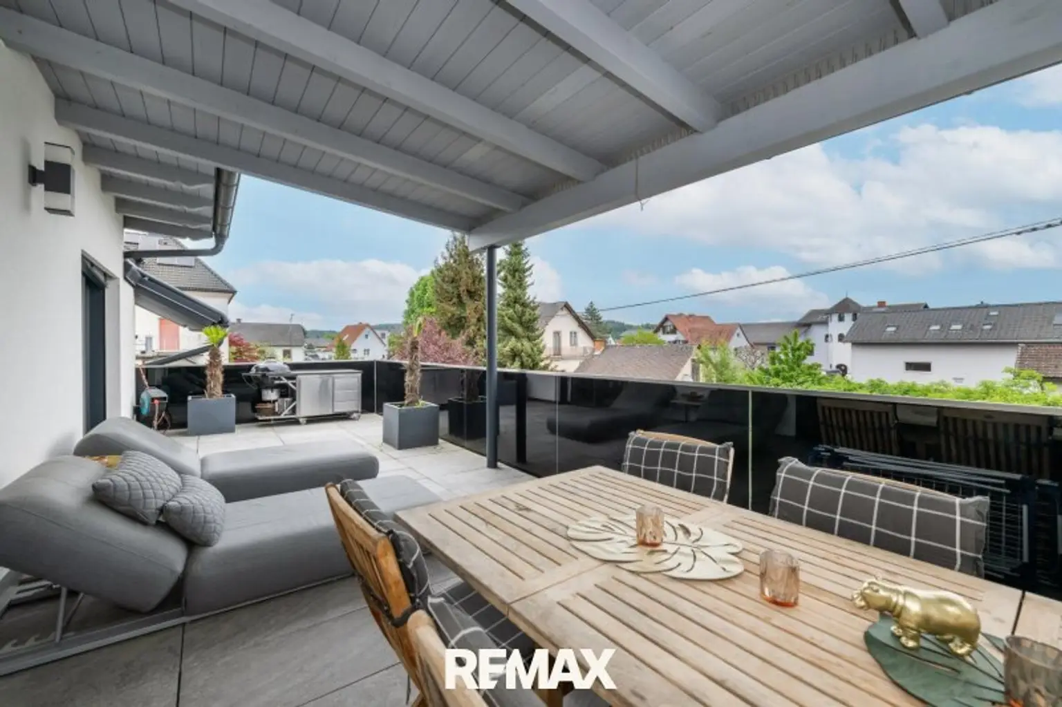 Großzügige Südterrasse OG