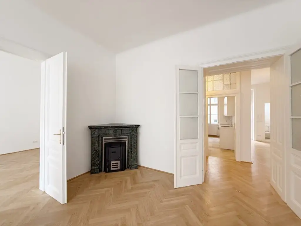 Erstbezug nach Sanierung – 4-Zimmer-Wohnung mit Balkon (134 m²)