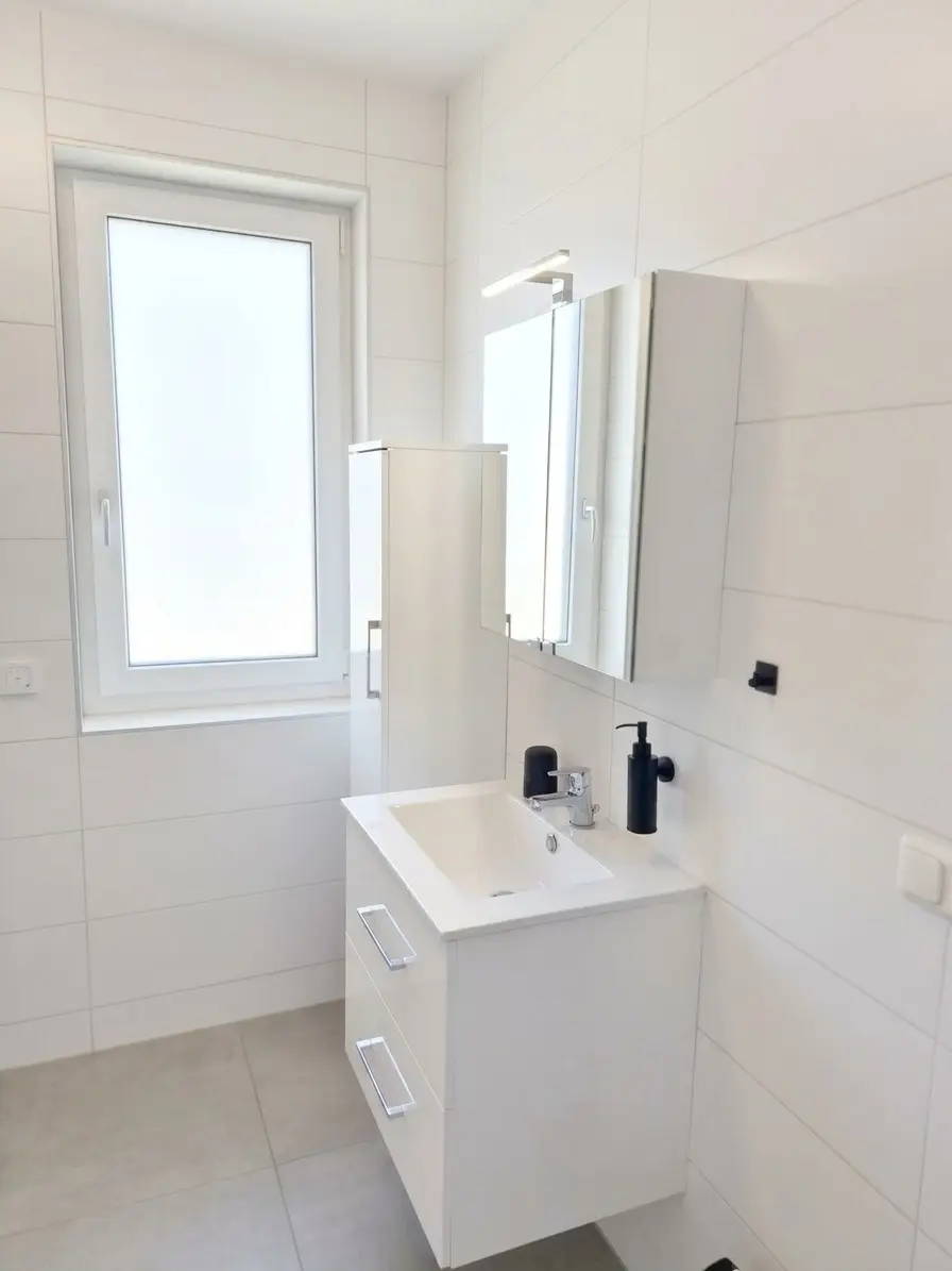 Ca. 64 m² Wohnung mit ca. 107 m² Eigengarten & Klimaanlage - Perfekt als Haupt- od. Zweitwohnsitz - Lebensqualität zwischen See und Reben