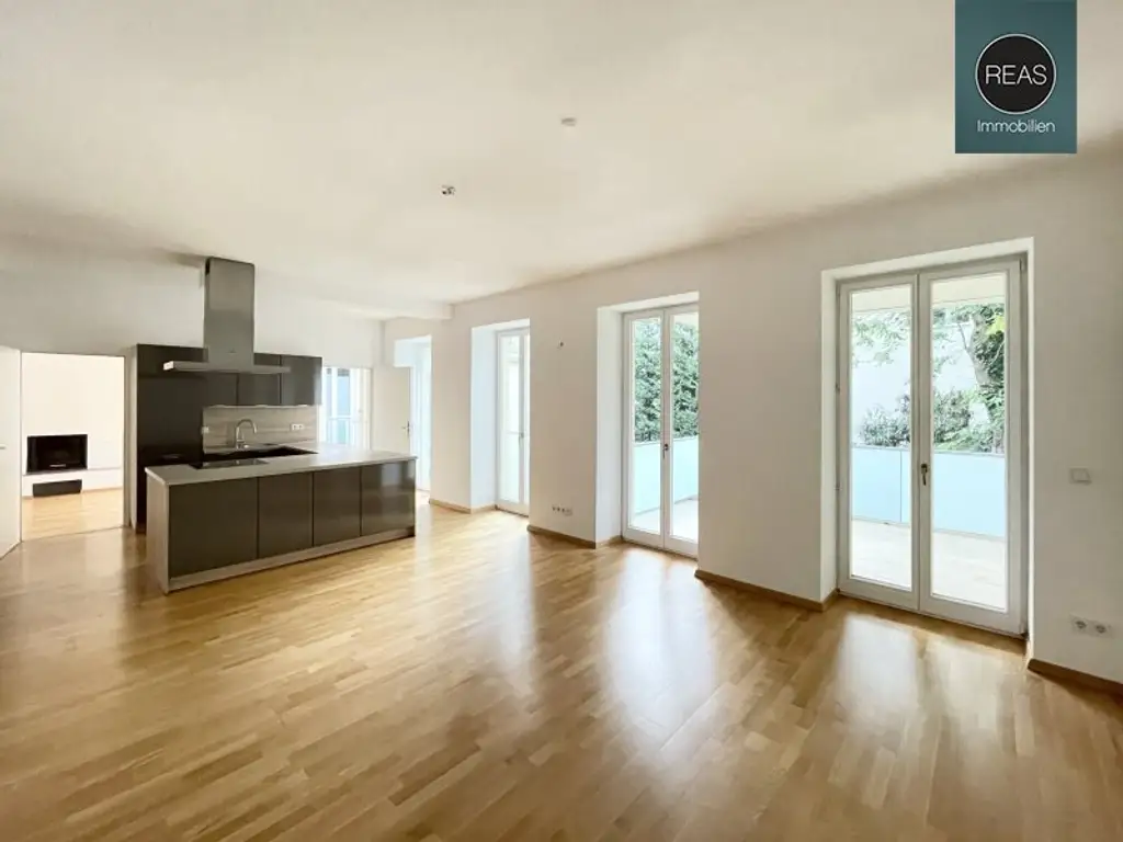 Provisionsfrei: Wunderschönes Apartment mit ruhiger Balkon-Terrasse bei der Orangerie Schönbrunn!