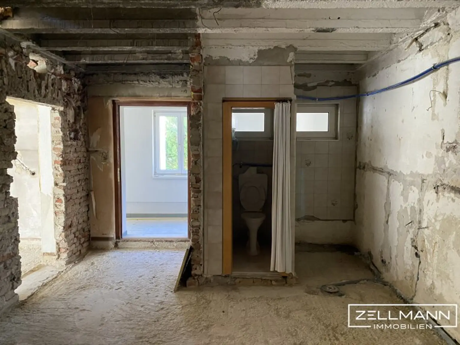 Ein Ort mit Perspektive – Sonniges Grundstück mit entkerntem Bestandsgebäude in Breitenfurt | ZELLMANN IMMOBILIEN