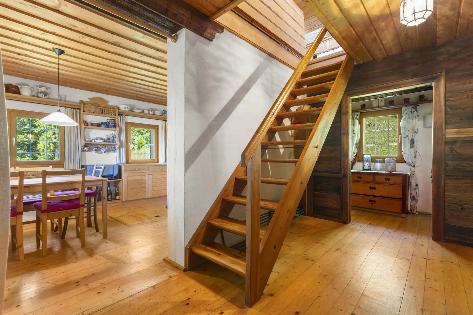 Diele mit Holzstiege ins Obergeschoss