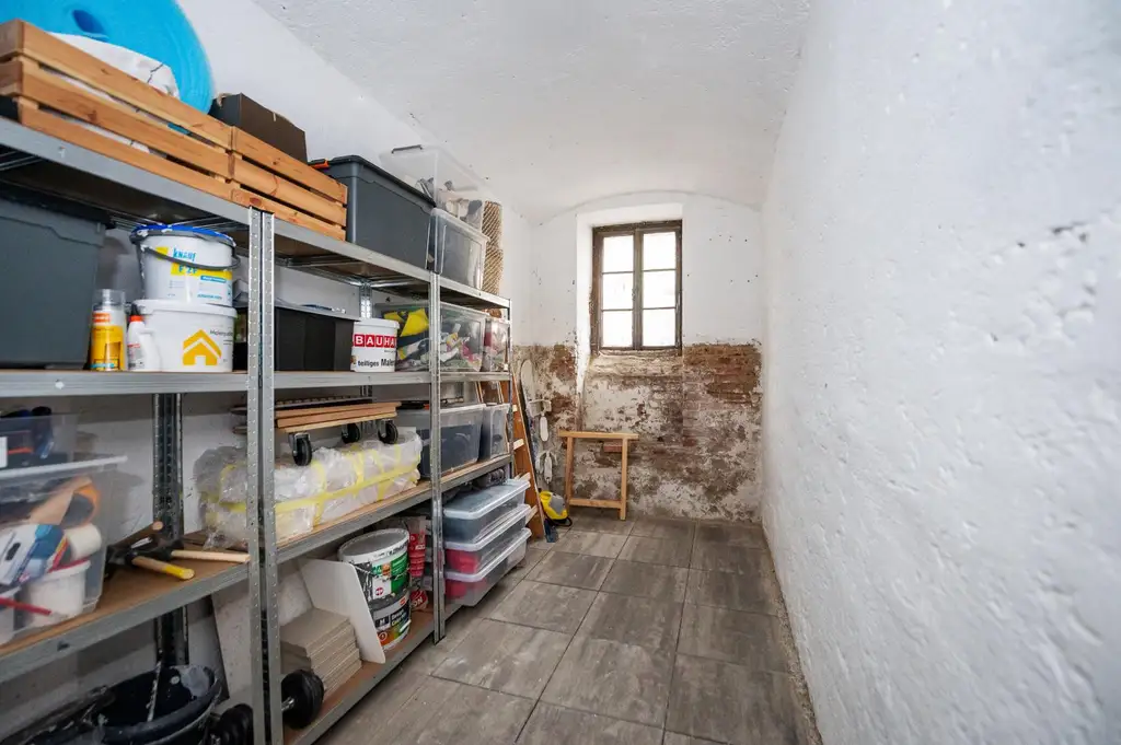 Stilechte, professionell generalsanierte Altbauwohnung mit Balkon