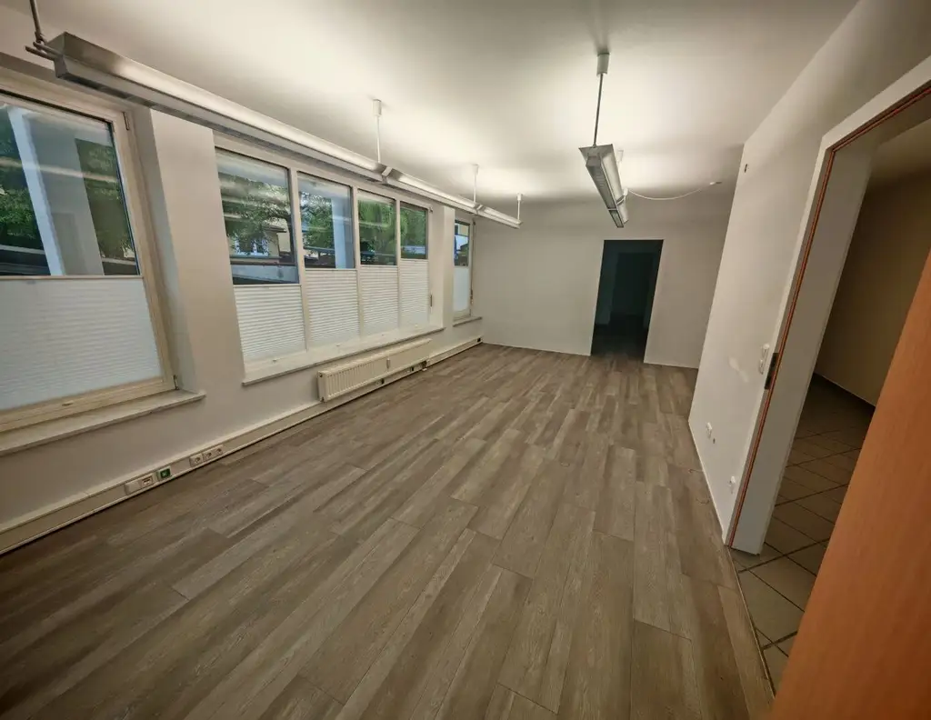 Variable, ebenerdige und helle Büro-/Geschäfts-/Ordinationsfläche mit Schaufenster im Zentrum von St. Johann im Pongau