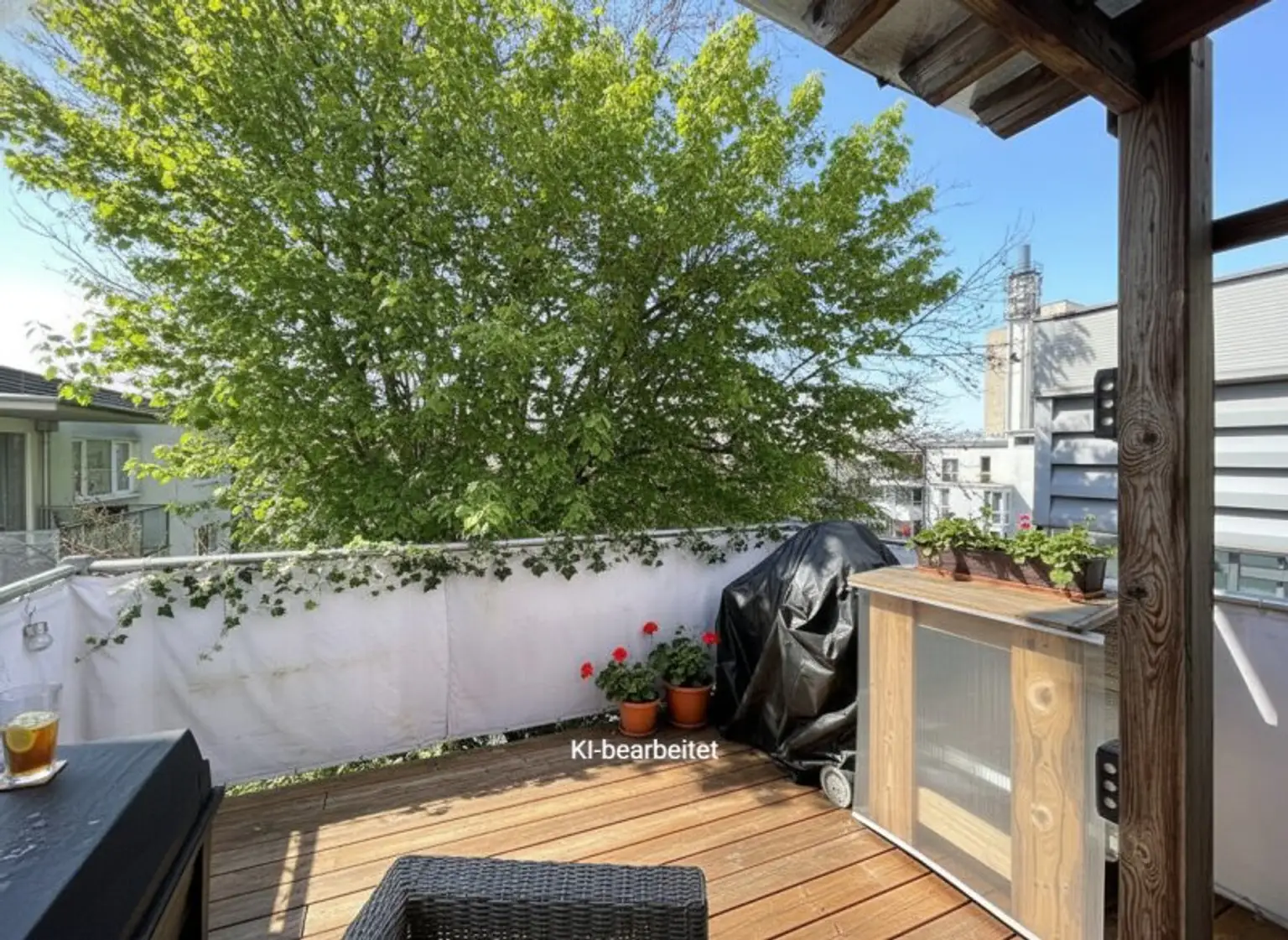 Balkon mit Blick in den begrünten Innenhof