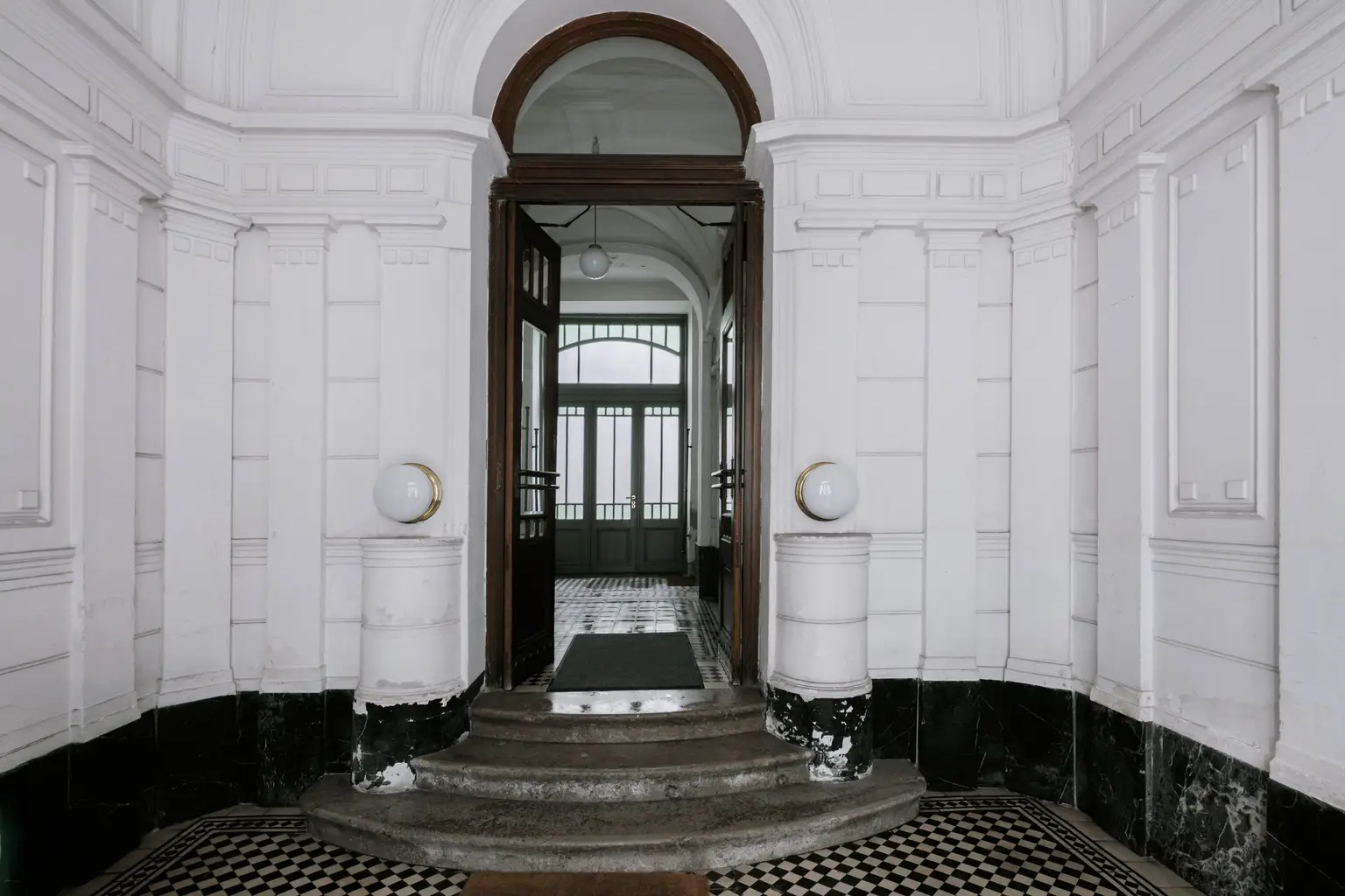 Sanierungsbedürftiges 3 Zimmer Altbau-Juwel mit Balkon in sehr guter zenraler Lage von Döbling!