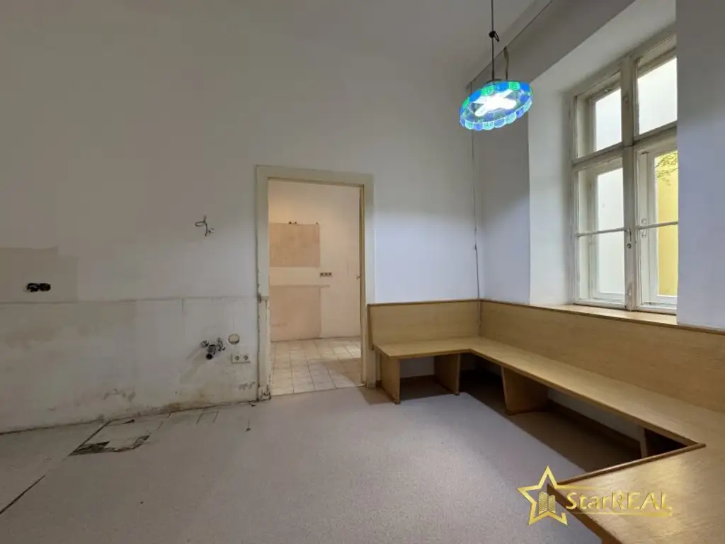 ROHDIAMANT IN TOPLAGE! U6 DIREKT. SANIERUNGSBEDÜRFTIGE 3,5 ZIMMER. FISCHGRÄTPARKETT.