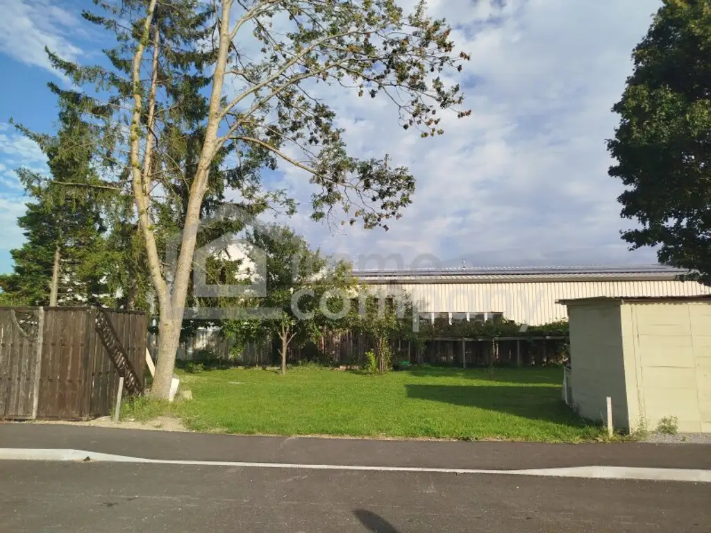 Mehrfamilienhaus mit  Gewerbegrundstück