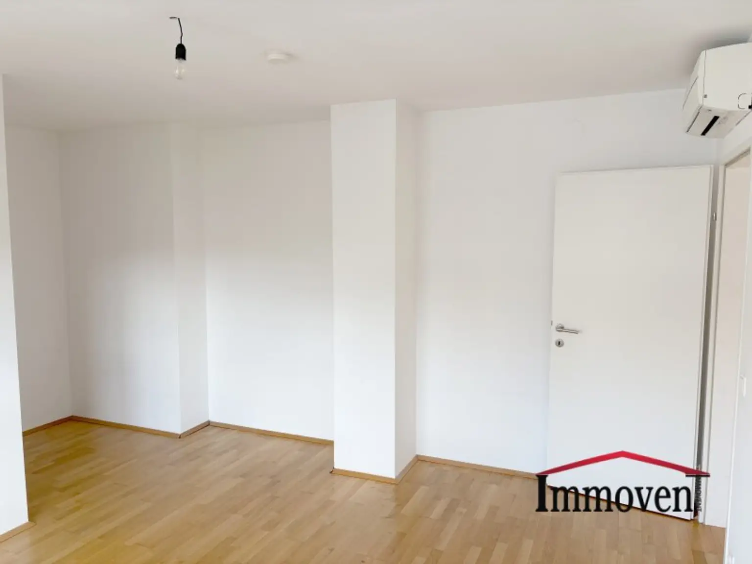 HOFSEITIG - Schöne 4-Zimmerdachgeschosswohnung mit Terrasse und Klimaanlage!