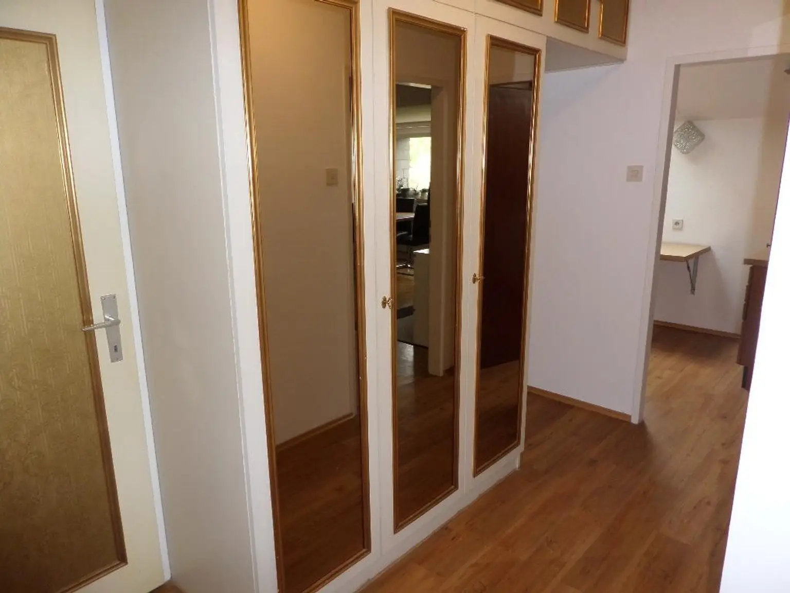 Gepflegte Mansardenwohnung mit Garage