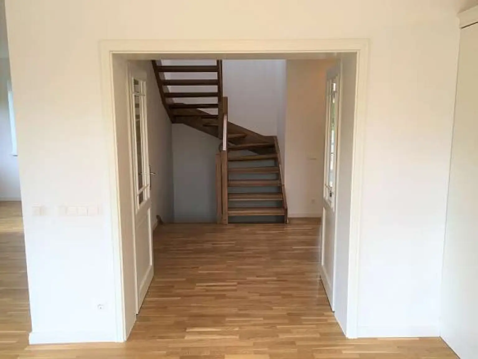 Untergeschoss mit Holzstiegenaufgang