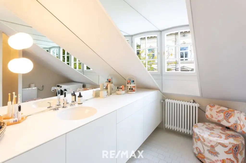 Alt-Hietzing - Luxuriöses Dachgeschoss mit Terrasse auf Wohnebene !