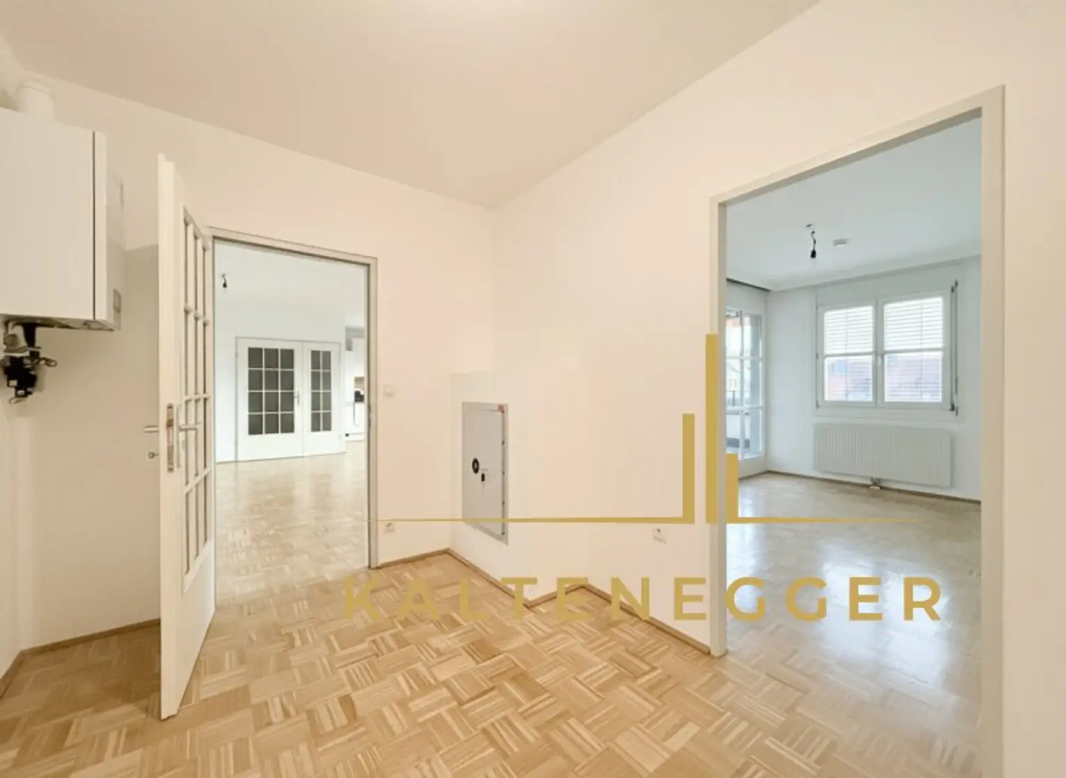 Zwischenraum als Stauraum: mit Gastherme und Tresor