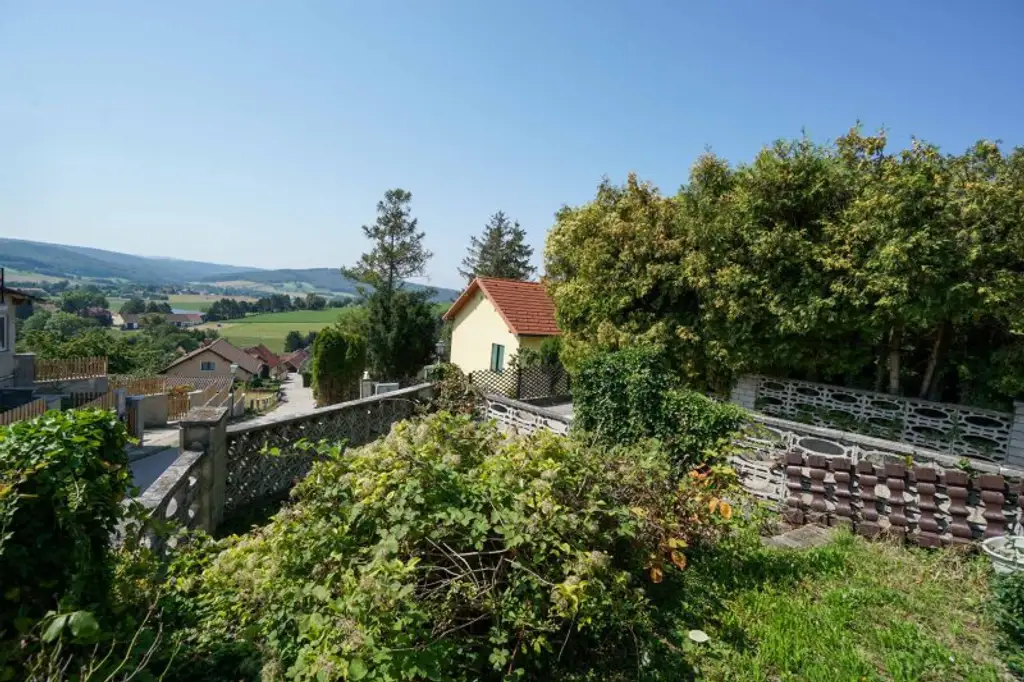 Landhaus mit Potential auf Anhöhe mit traumhaftem Weitblick ins Land
