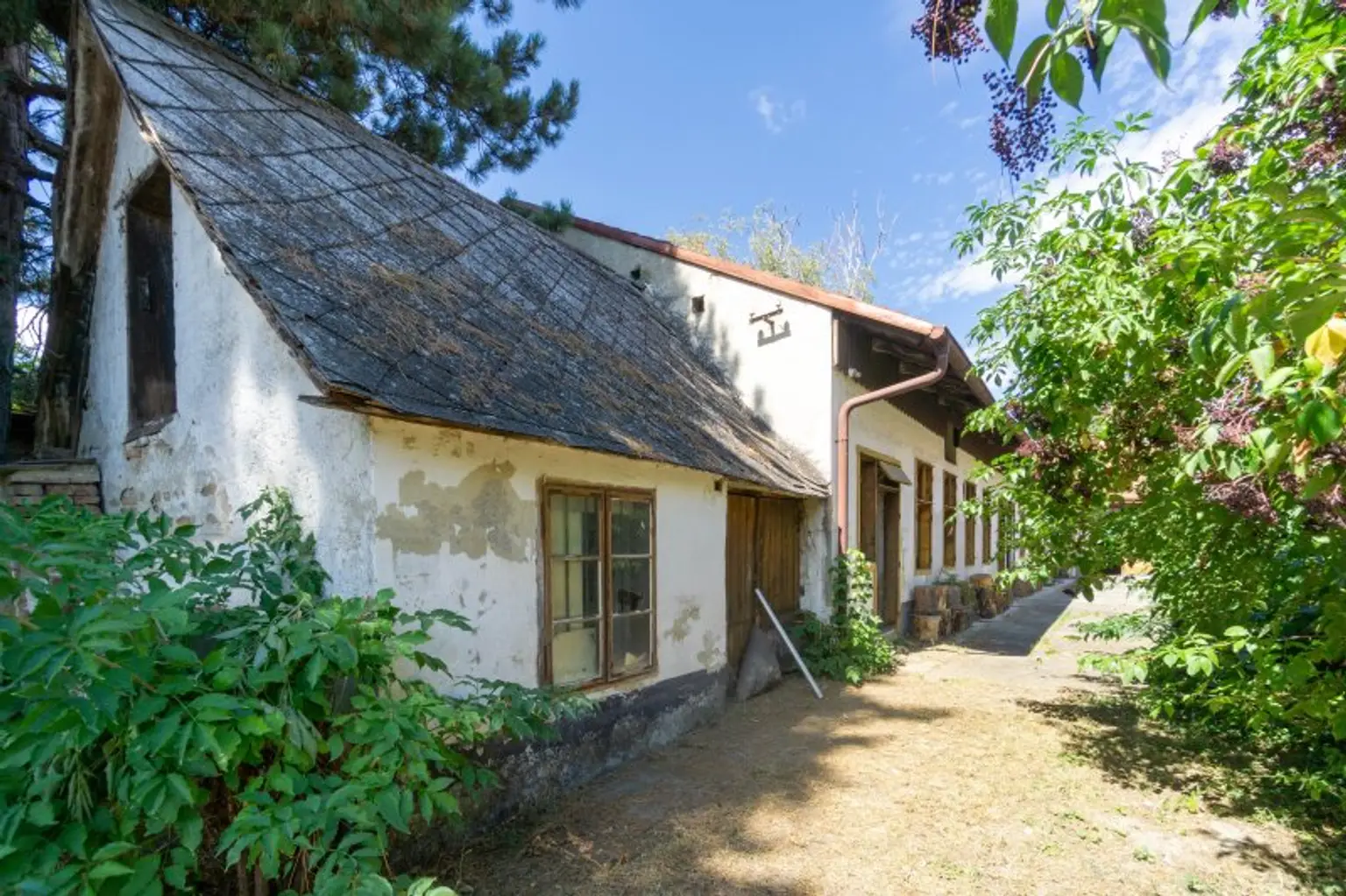 ehemaliges Wohnhaus und Stallungen