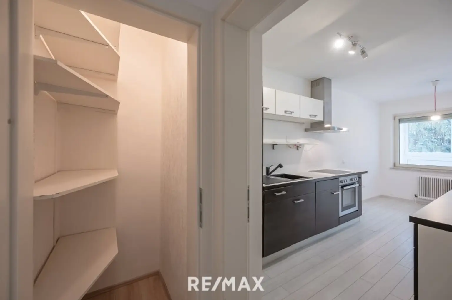 Vorraum | Blick in den Abstellraum | Blick zur Küche