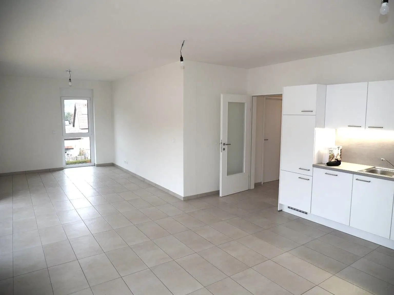 Wohnzimmer mit offener Küche