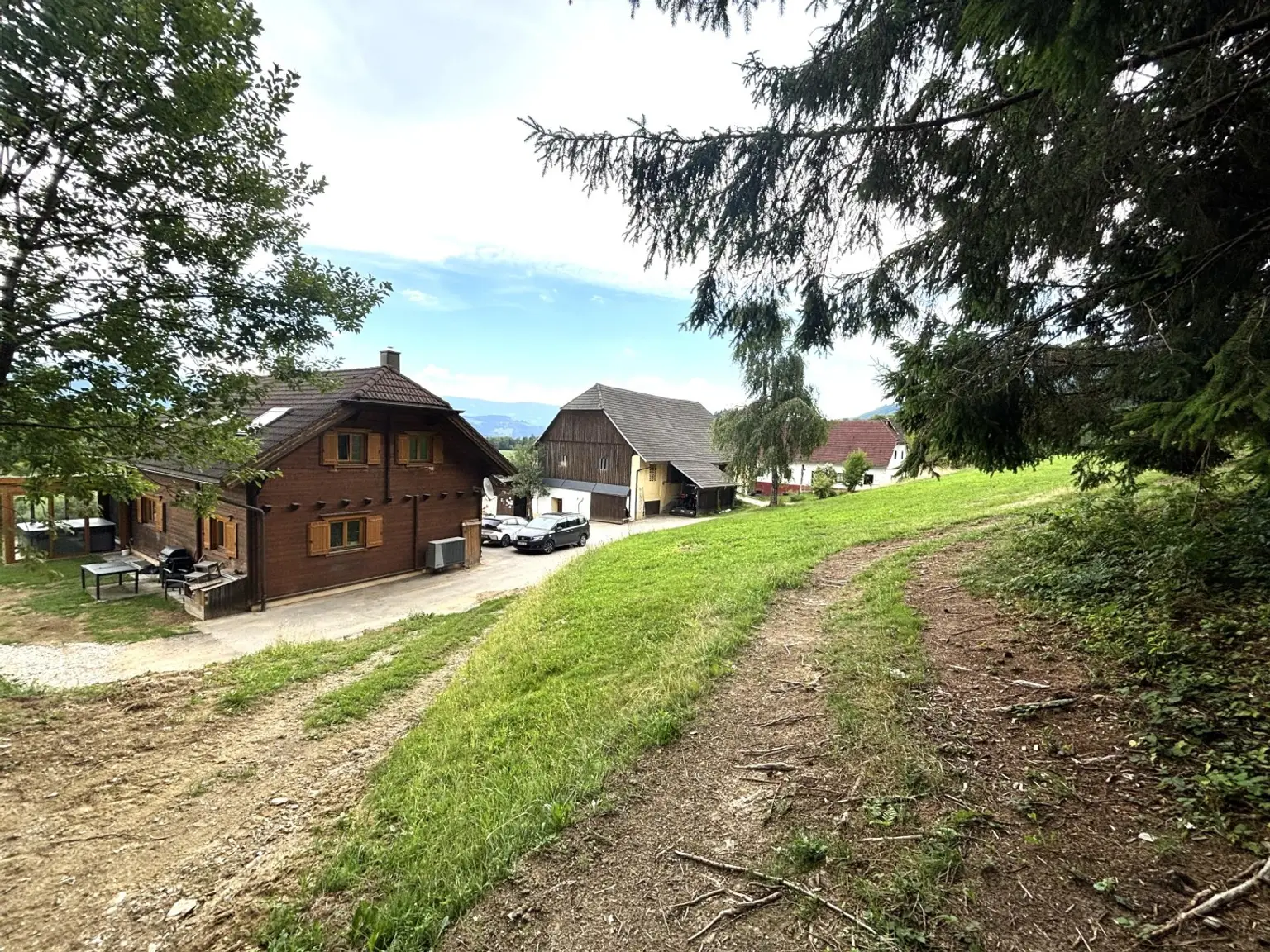 KLEINLANDWIRTSCHAFTLICHES JUWEL! CA.10 HEKTAR WALD! WIESEN! BETRIEBSFLÄCHEN!