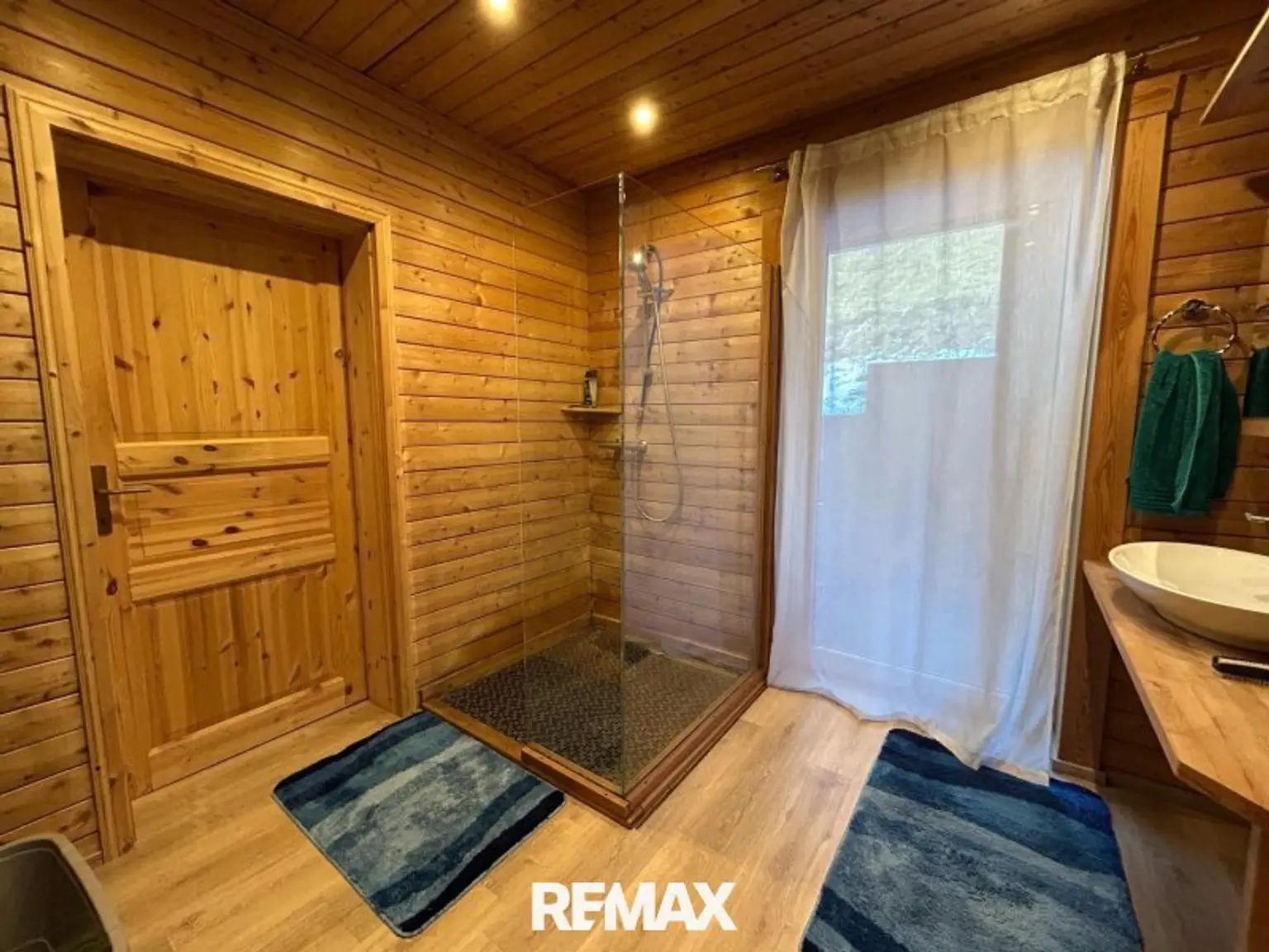 Badezimmer mit Dusche