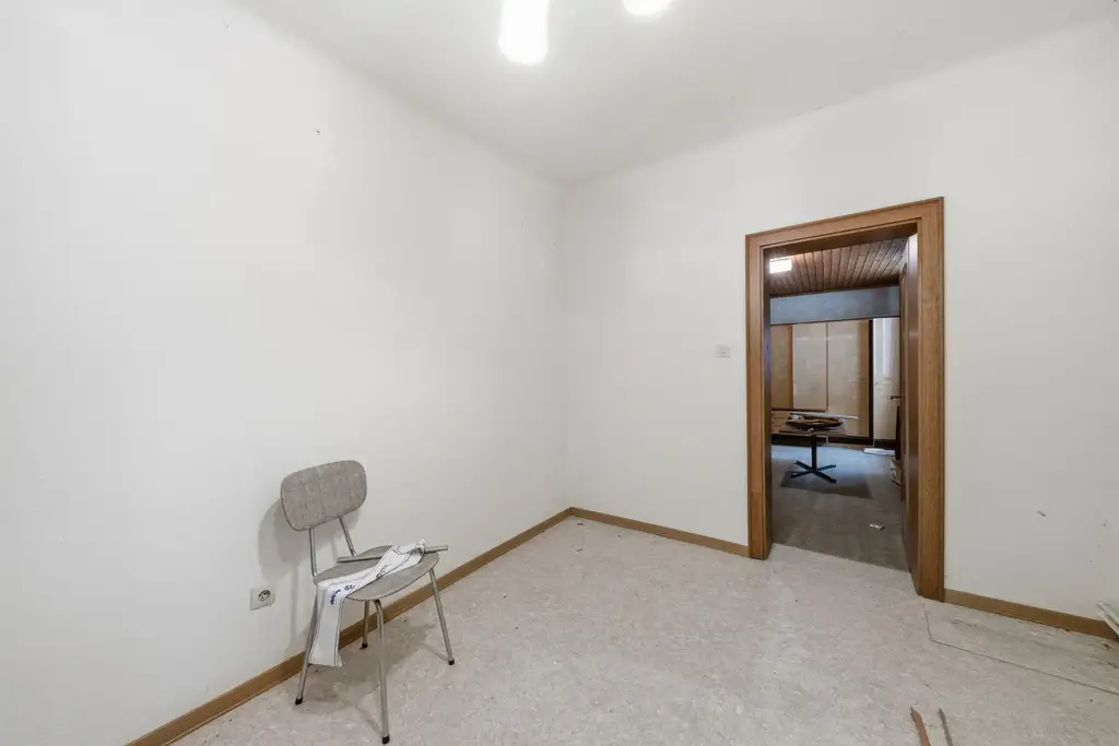 Vielseitige Gewerbe- und Wohnliegenschaft: diverse Hallenflächen, Wohngebäude und ein großzügiges Grundstück!