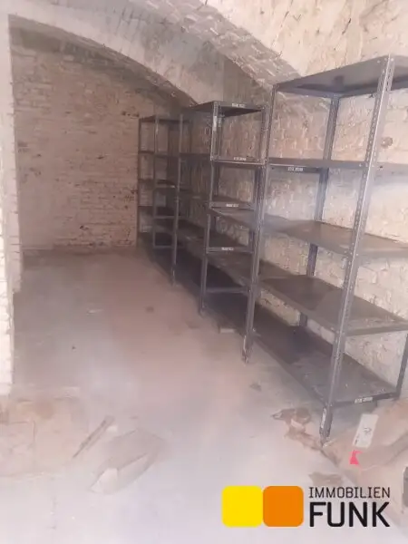 Attraktives Büro mit eigener Garage und zusätzlicher Lagerfläche