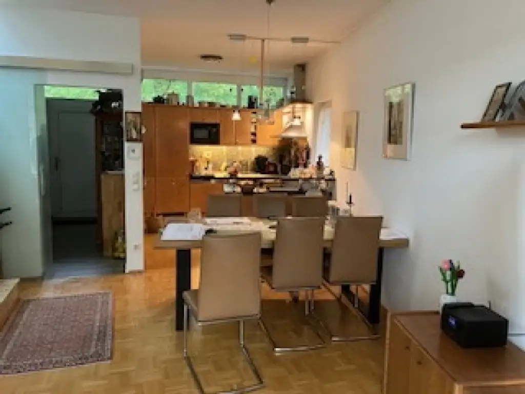 Schöne, sonnige Maisonette 3-Zimmer-Wohnung mit großer Dachterrasse sowie 2 Balkonen und 2 PKW-Abstellplätzen in Salzachnähe/Josefiau zu verkaufen