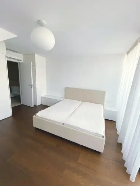 MIETWOHNUNG-INNENSTÄDTISCHE & EXQUISITE - PENTHOUSE- WOHNUNG-OHNE DACHSCHRÄGEN! mit 2,5-Zimmern in Top Lage - NASCHMARKT - 1060 WIEN!