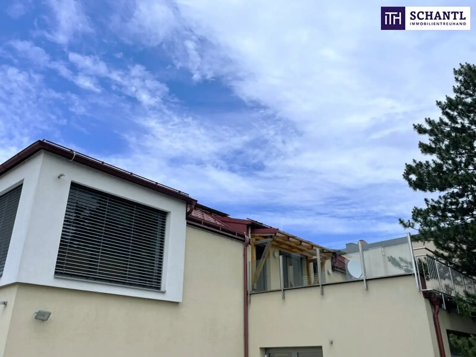 Großzügig. Hell. Ungestört. Penthouse-Feeling mit riesigen Fensterfronten und 40 m² großer Terrasse im Zentrum von Unterwaltersdorf!