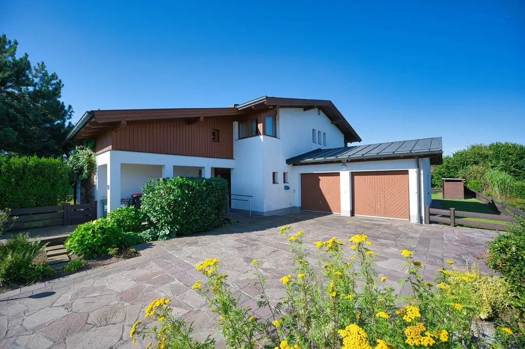 Exklusivität und Privatsphäre pur auf 2.610 m2 Grundfläche! Von der Terrasse in den Schwimmteich.