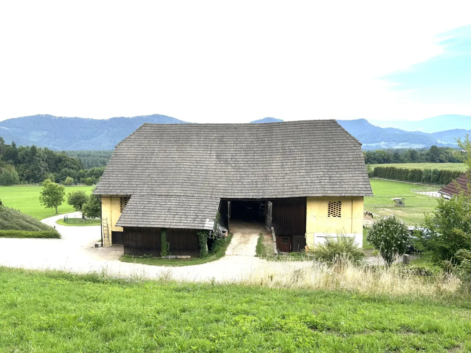 KLEINLANDWIRTSCHAFTLICHES JUWEL! CA.10 HEKTAR WALD! WIESEN! BETRIEBSFLÄCHEN!