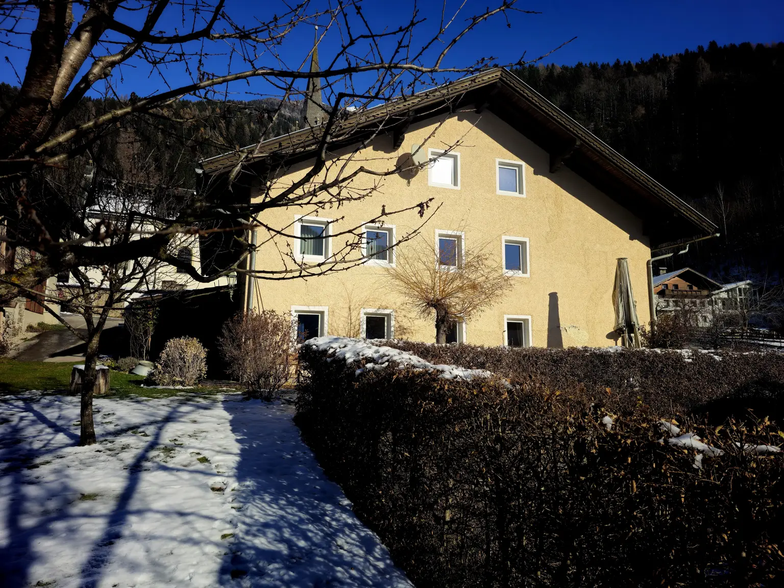 Gepflegtes Landhaus mit insgesamt 5 Wohnungen