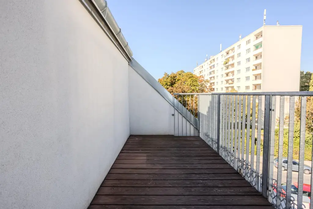 "Helles Dachgeschoss, Garage, Klima nähe U1"