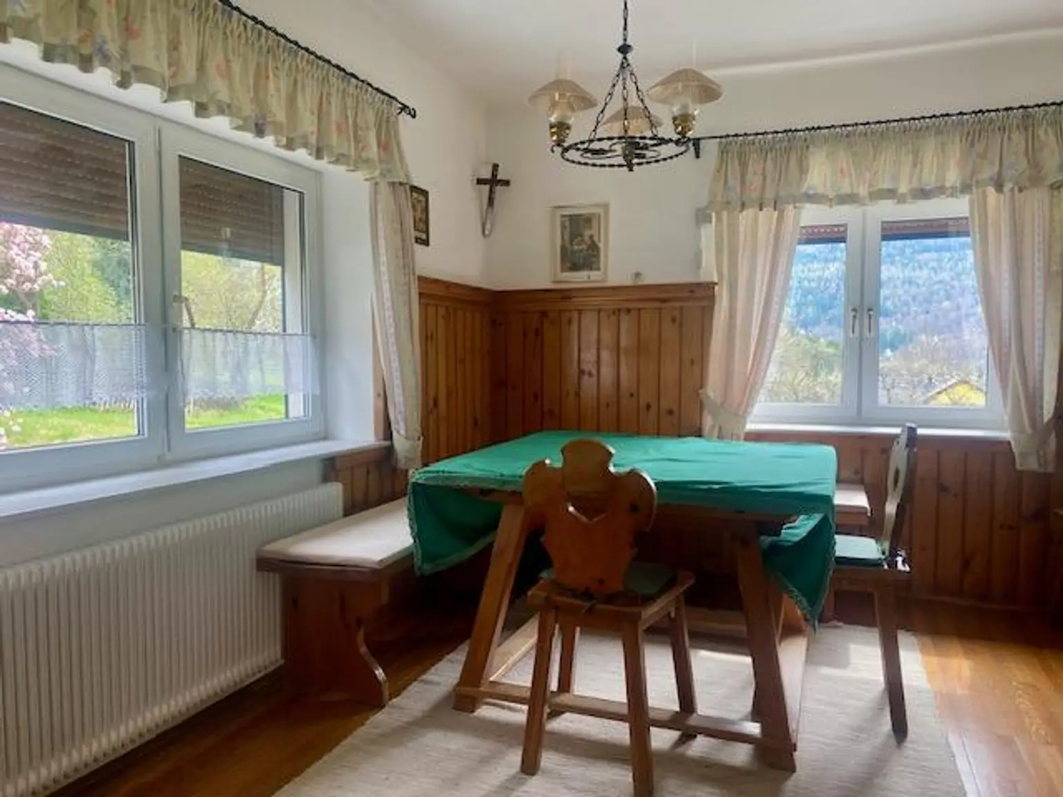 gemütliche Stube mit Kachelofen